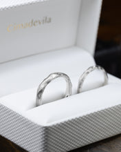 Laden Sie das Bild in den Galerie-Viewer, NEBARI WEDDING BANDS Platinum, diamond