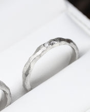 Laden Sie das Bild in den Galerie-Viewer, NEBARI WEDDING BANDS Platinum, diamond