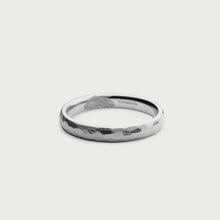 Cargar imagen en el visor de la galería, LOVE MARK WEDDING BAND ORGANIC White gold
