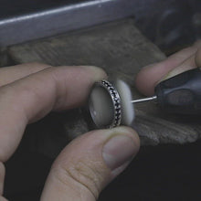 Laden und Abspielen von Videos im Galerie-Viewer, Sun Eternity Ring with Black Spinels
